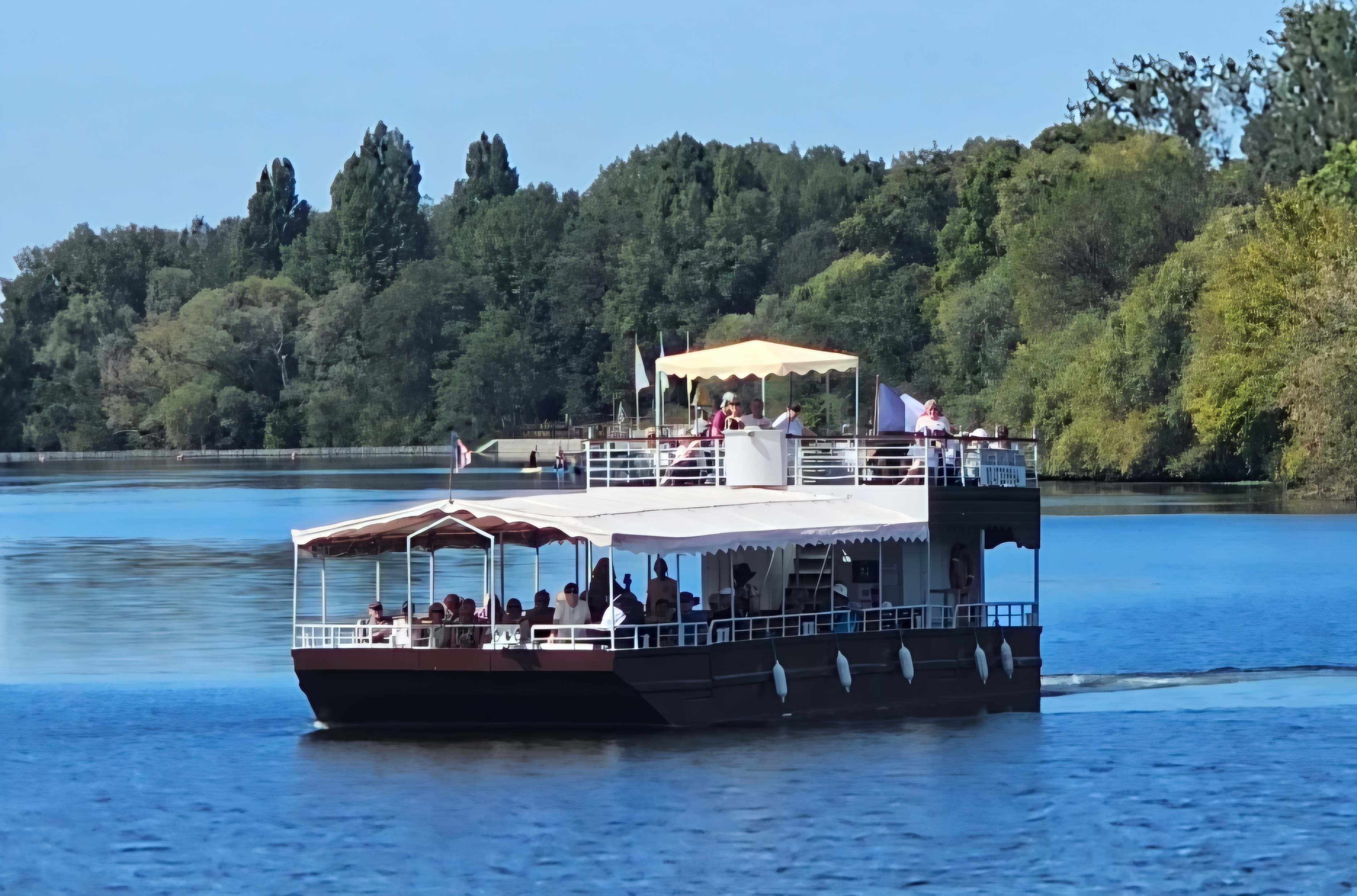 Bateau restaurant La Bélandre naviguant sur le Cher.