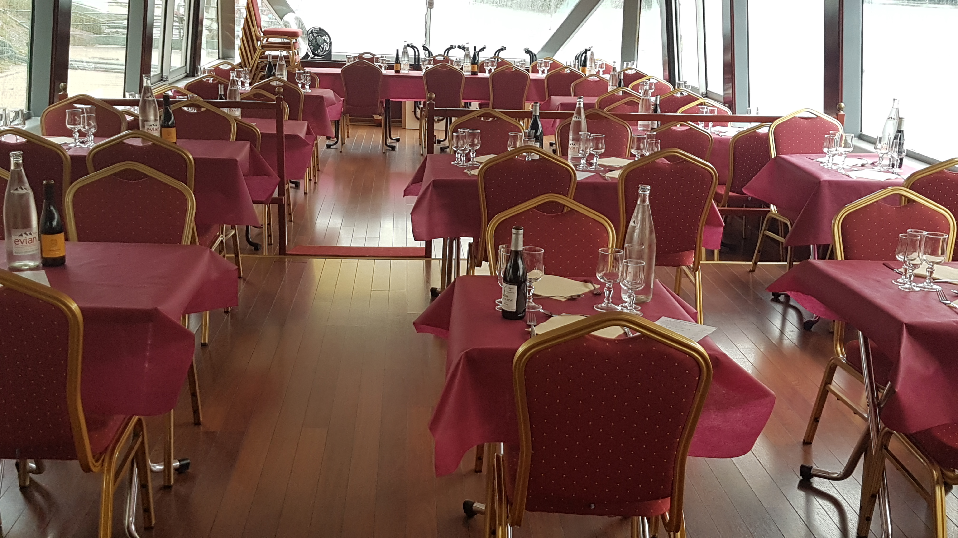 Salle de restauration à bord de La Bélandre.